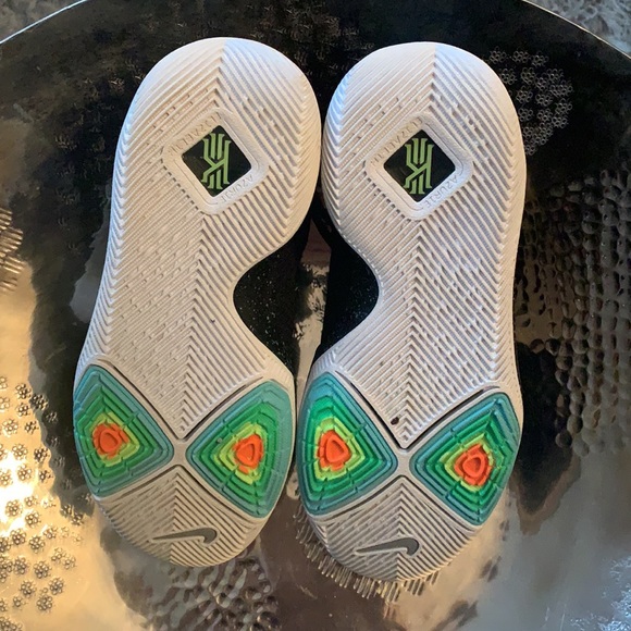 Nike Kobe Sneaker - never worn!  Boys size 4 - Picture 4 of 5